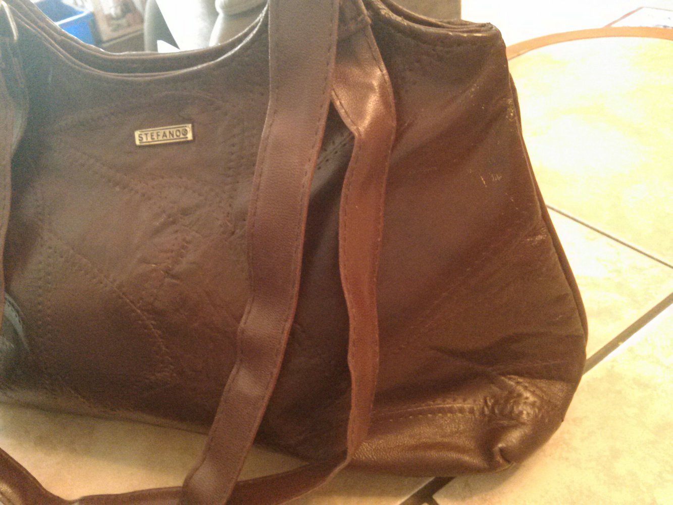 Handtasche aus braunem Kunstleder 