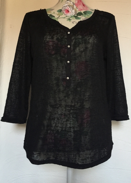 Schwarzes Oberteil mit Nieten