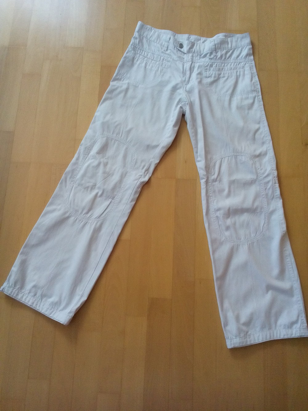 Luftige weiße Sommerhose