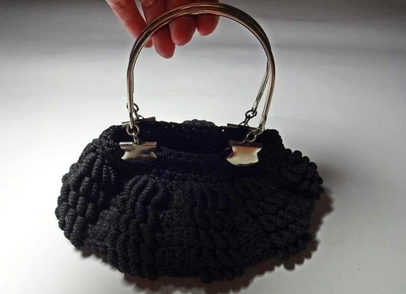 Kleine schwarze Beuteltasche mit Metallhenkel Bolivien