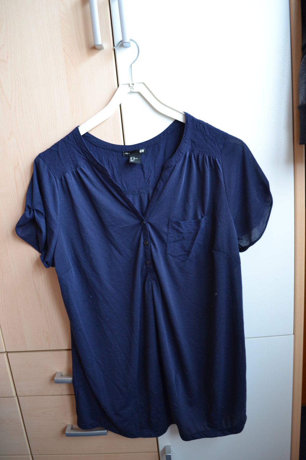 blaues dünnes T-Shirt