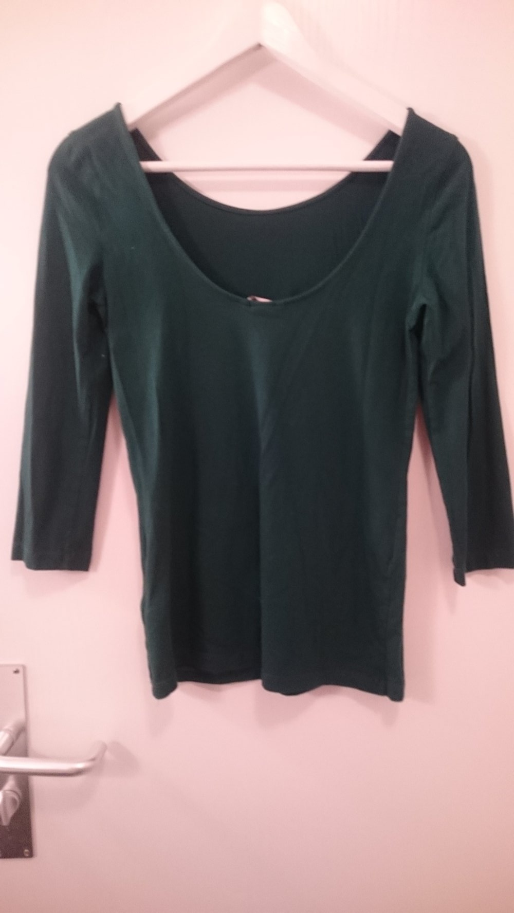 Grüner Sweater mit leichtem Rückenausschnitt