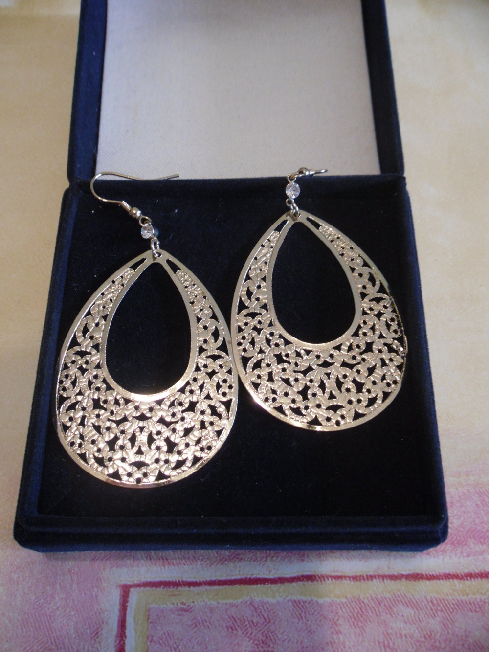 Große goldene Ohrhänger mit Ornamenten