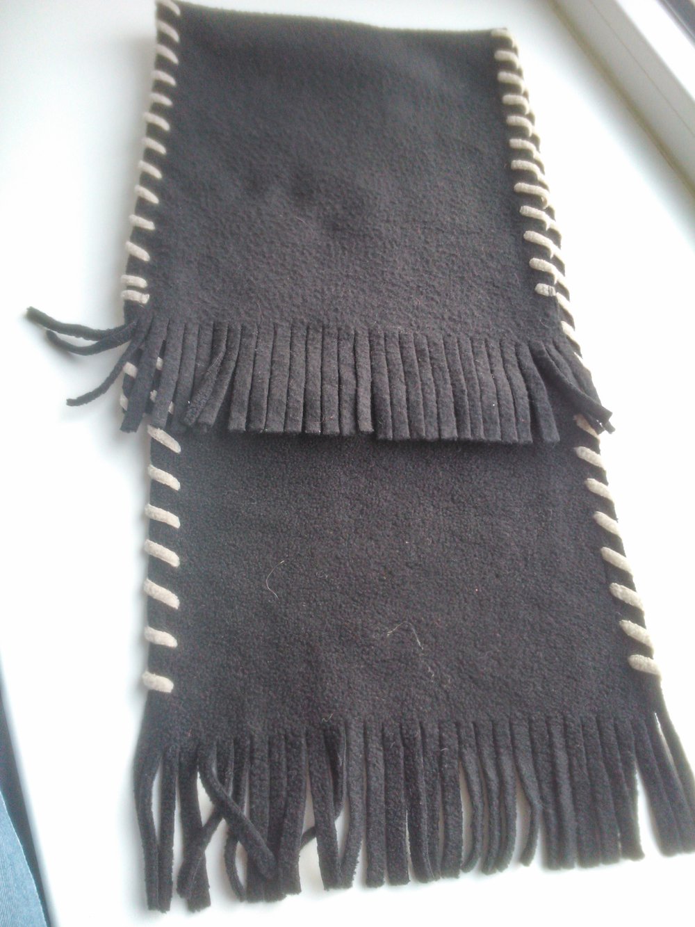 Weicher schwarzer Schal aus Fleece
