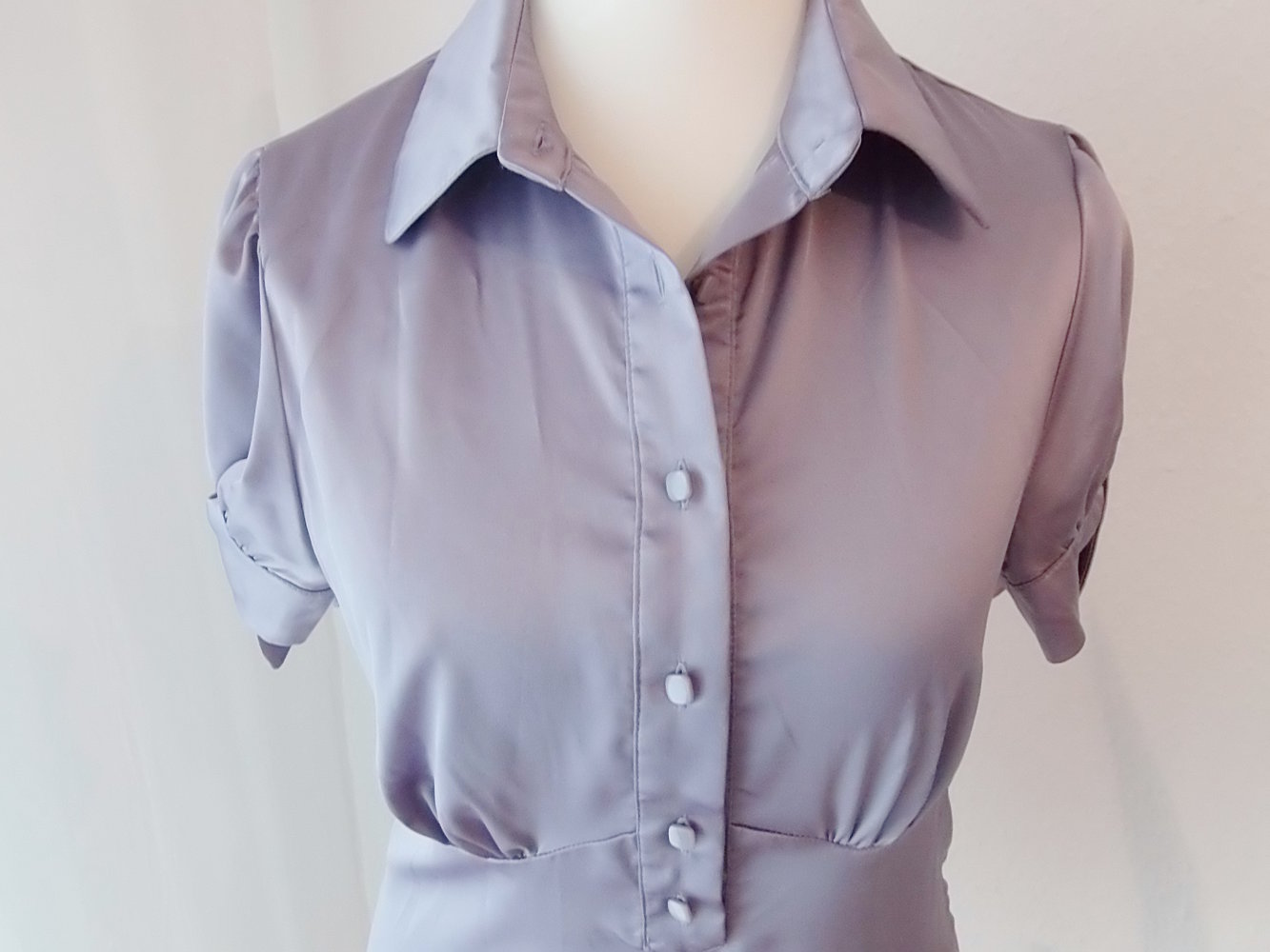 14) Schicke glänzende Bluse kurzärmelig (Unbekannt)