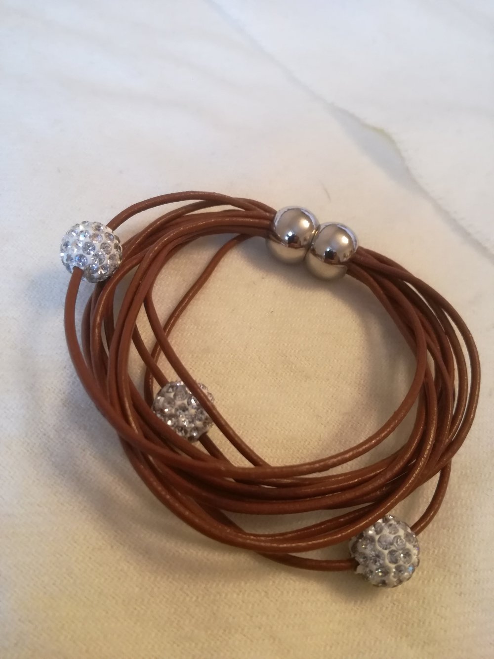 Braunes Armband mit Glitzekugeln