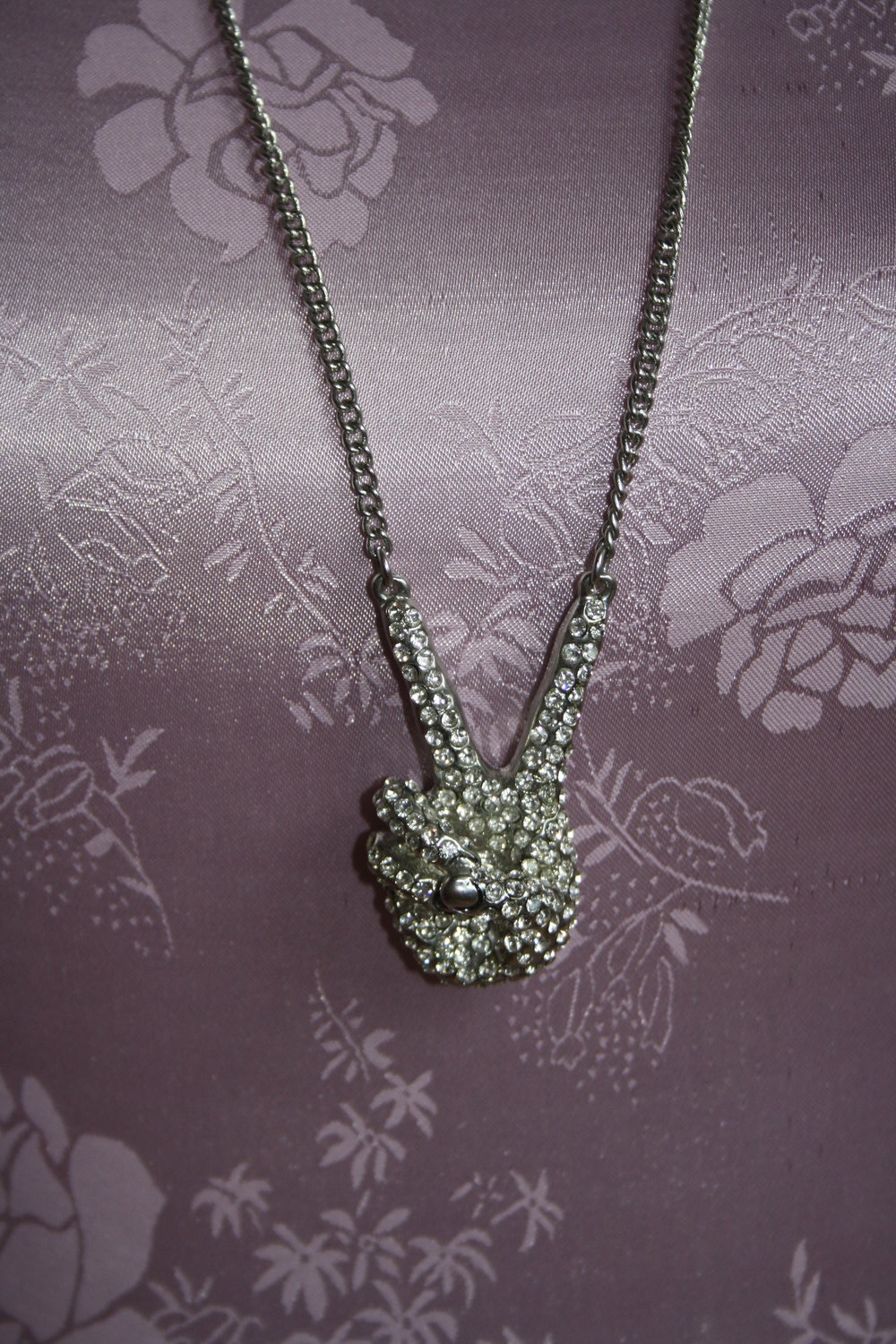 * lange Kette silber Peace Zeichen Glitzersteine