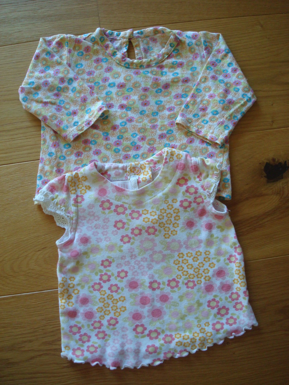 2 süße Oberteile mit Blumen Gr. 62