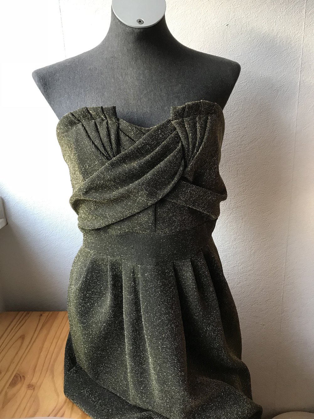 Schulterfreies Glitzerkleid