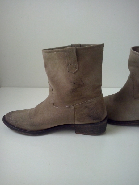 Zara Stiefeletten aus beigem Wildleder.