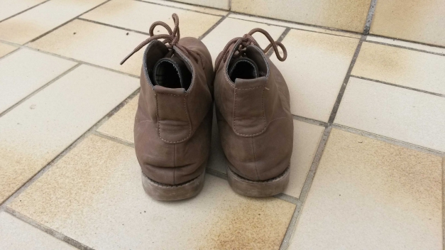 Stylische schlammfarbene Stiefel