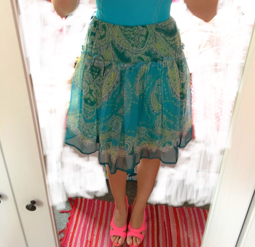 Chiffon-Rock in Meeresblau