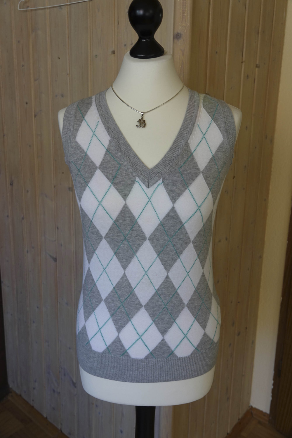 Grauer Strickpullunder