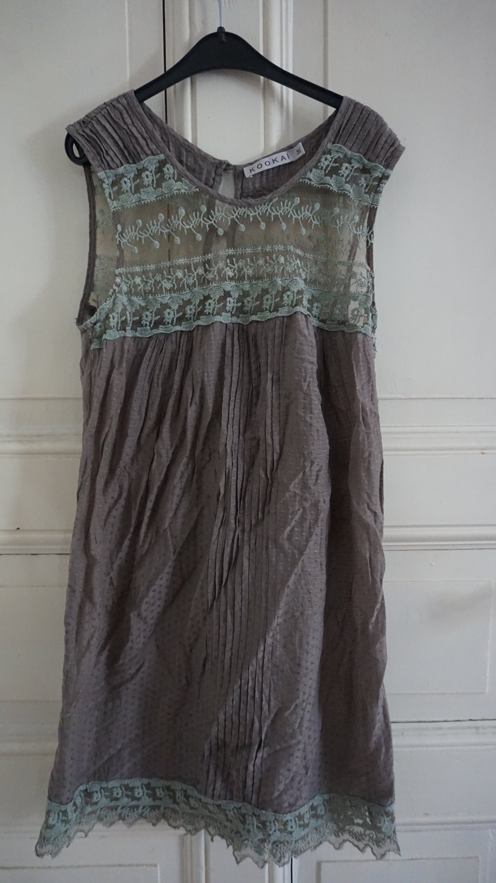 Grau/grünes Sommerkleid mit Spitzeneinsatz