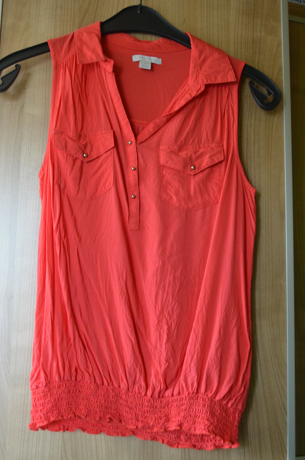 Rote kurzärmlige Bluse