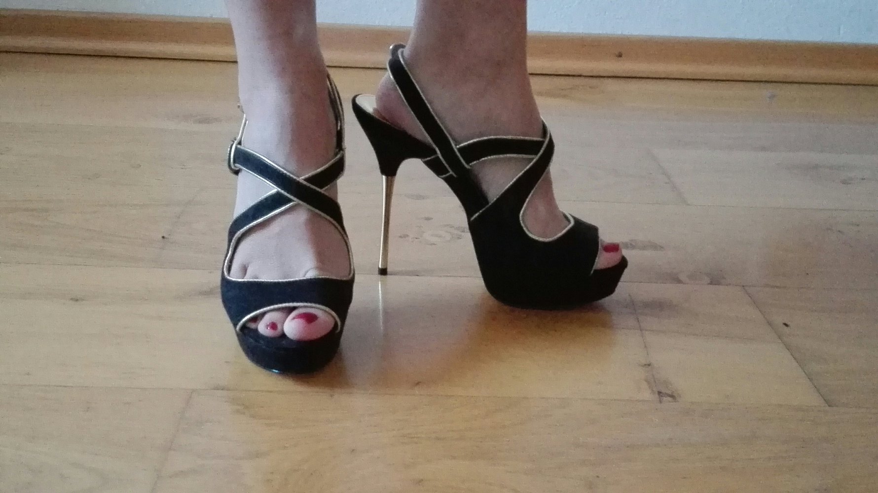 schwarz/gold High Heels