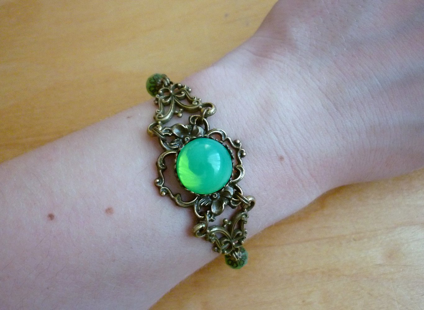 Armband Grün Ethno Schimmer Goa Gothic Ornament Ranken Stein Perlen opal look