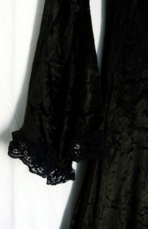 Gothic-Samt-Kleid, bodenlang mit ausgestellten Ärmeln, Spitzenbesatz, schwarz