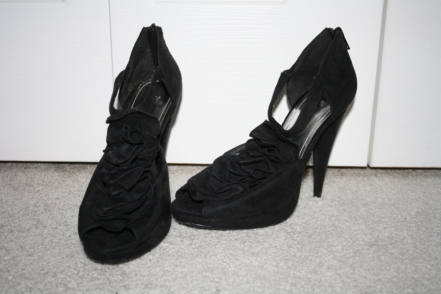 * schwarze High Heels mit Rüschen H&M