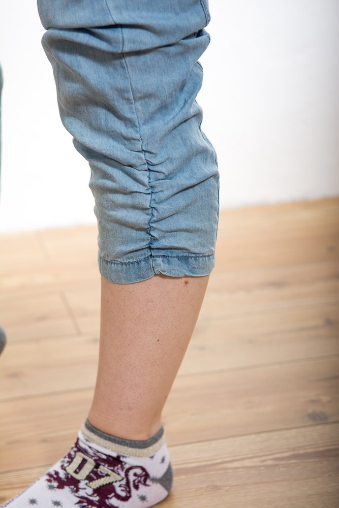 Bündchenhose aus leichtem Denim-Stoff in Hellblau
