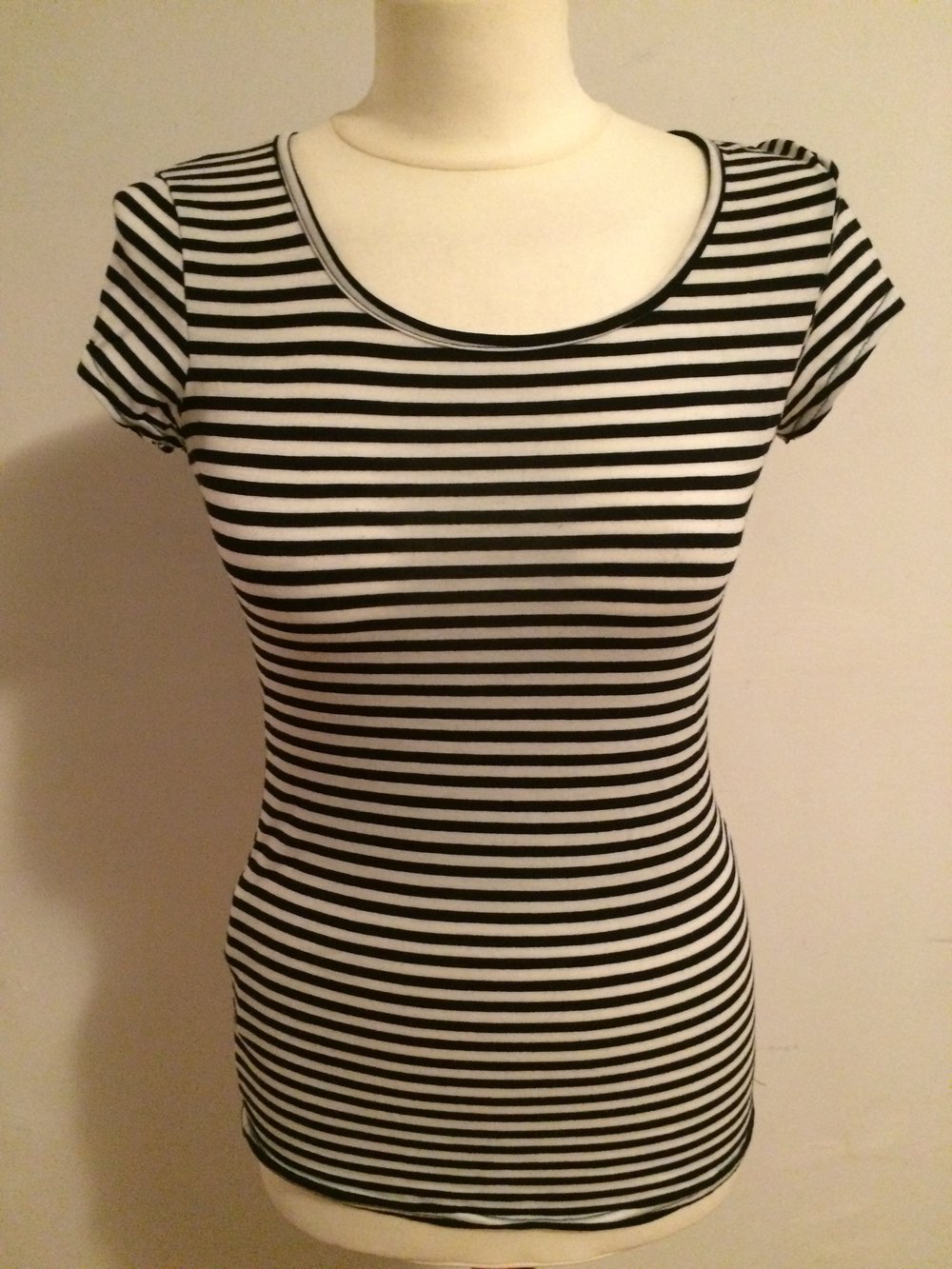 schwarz weiß gestreiftes T-Shirt