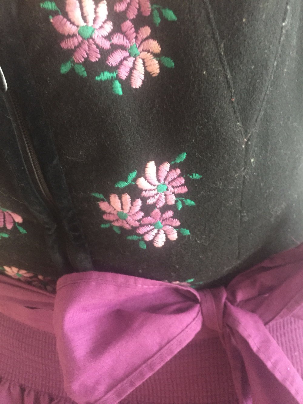 Schwarzes Vintage-Dirdl