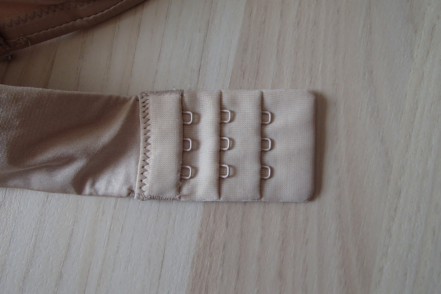 Hautfarbener BH mit abnehmbaren Trägern