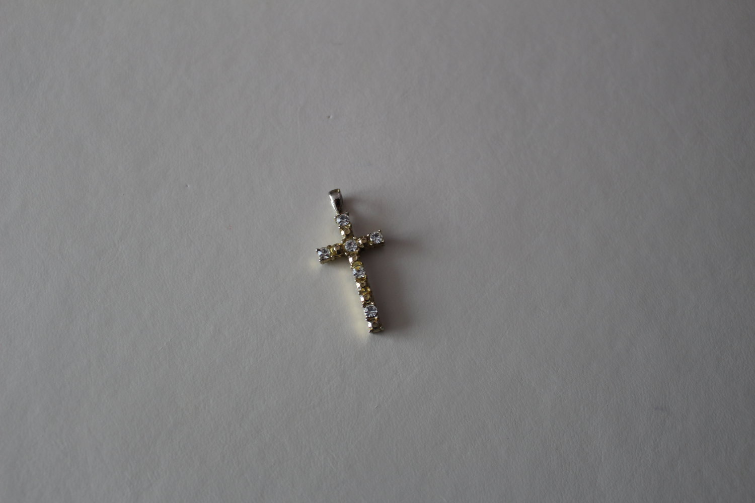 295. Kreuzanhänger mit sechs Steinchen,  Länge 3,8 cm, Breite 1,7 cm