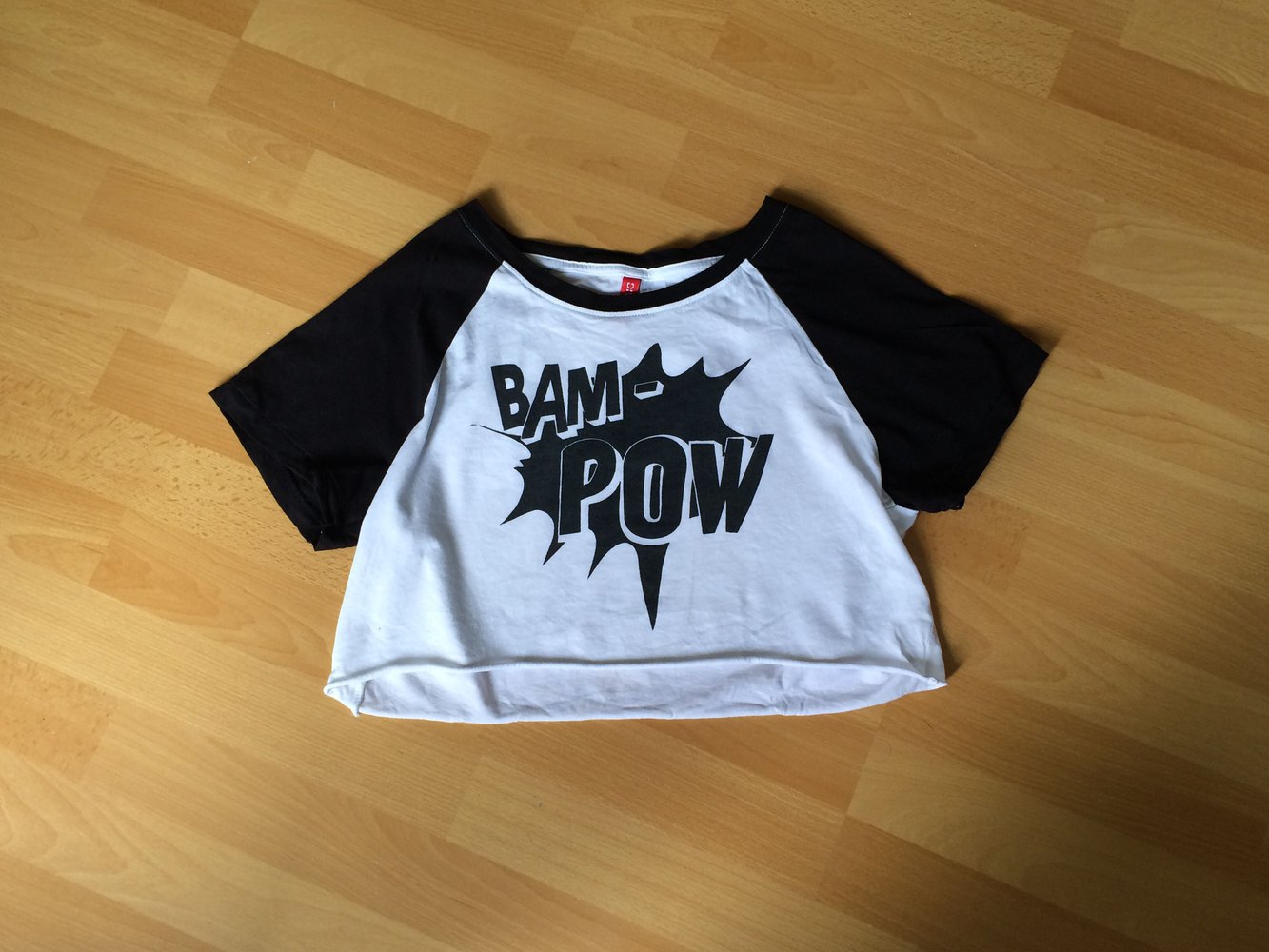 Weiß schwarzes crop top mir Aufschrift 