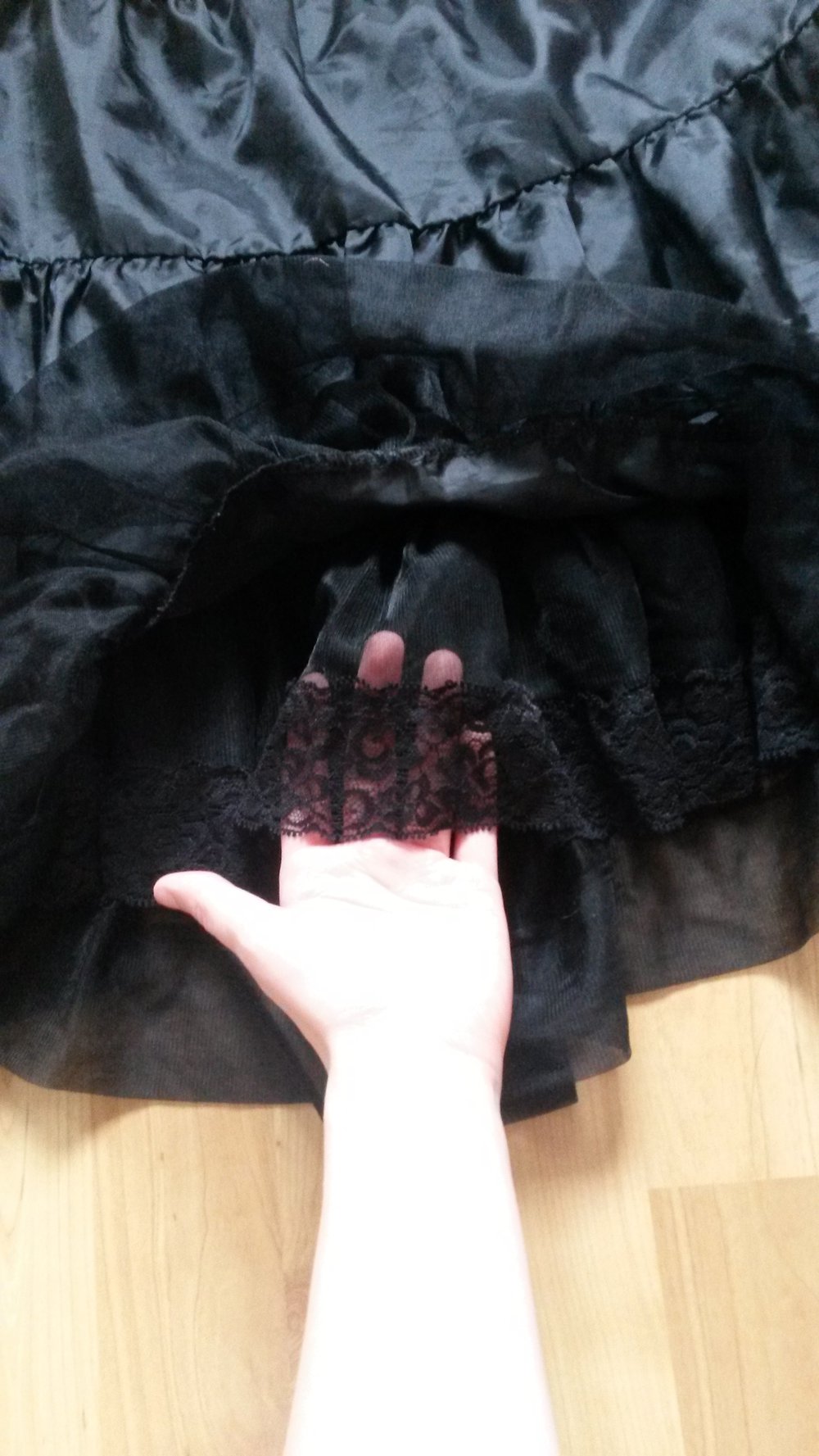 Schwarzer Rock mit Spitze Gr. 36