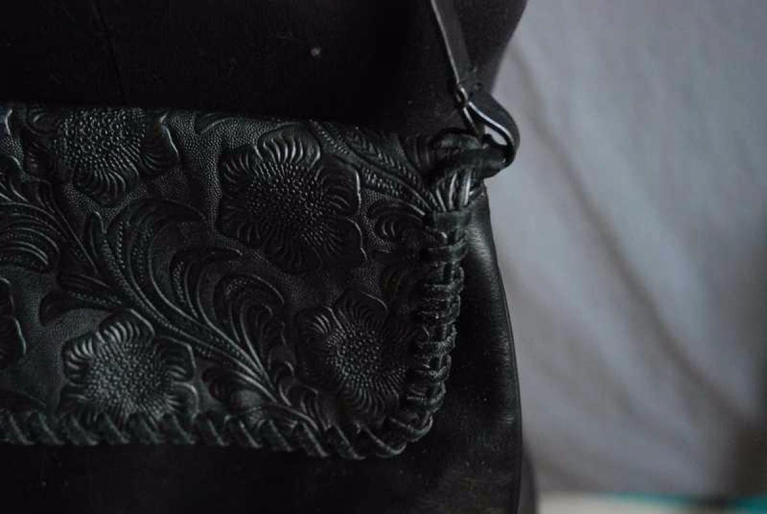 süße kleine Handtasche mit floraler Prägung