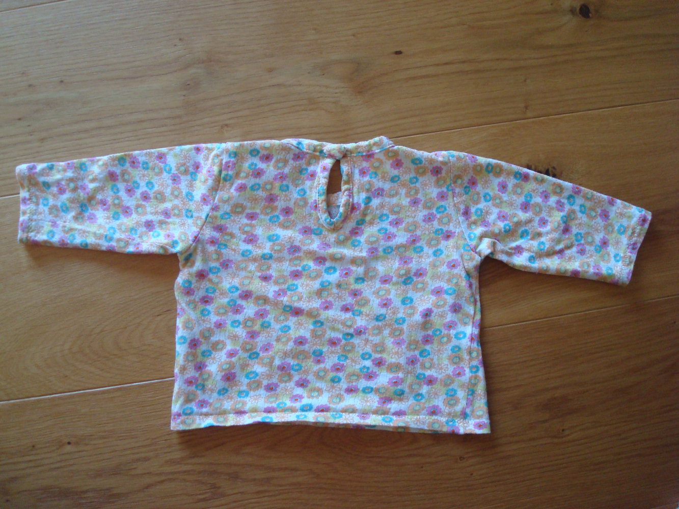 2 süße Oberteile mit Blumen Gr. 62