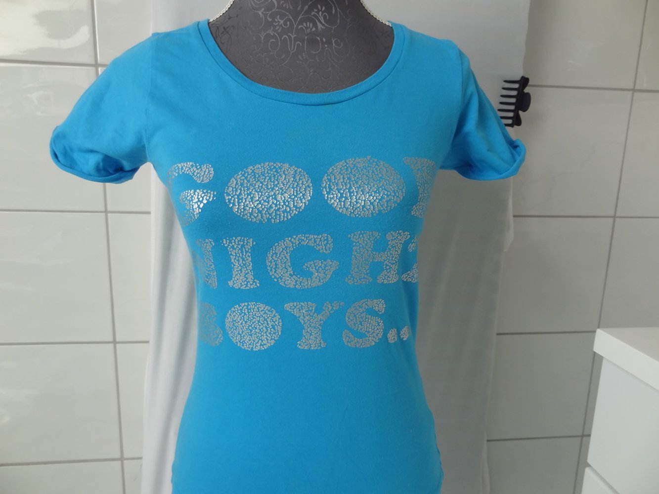 Blaues T-Shirt mit silberner Aufschrift 