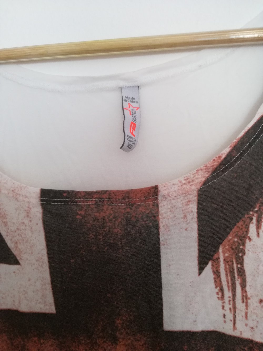 Top mit coolem Kreuz Aufdruck