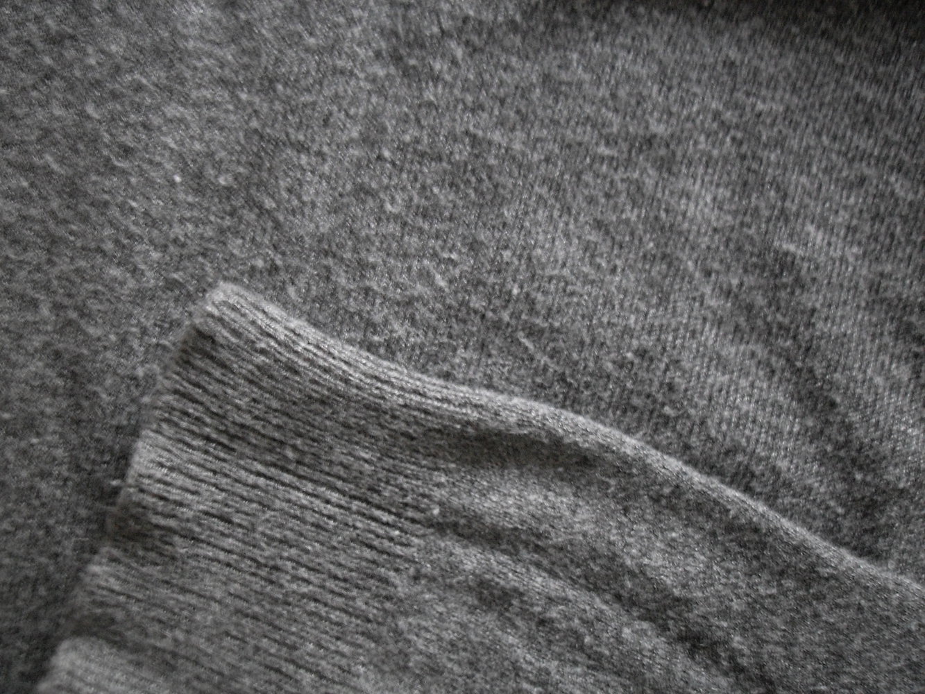 grauer dünner Pullover