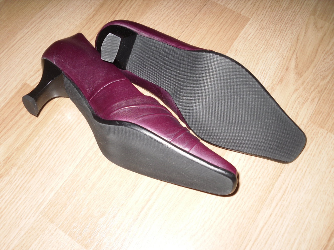 Nigelnagelneue Echt Leder Schuhe Pumps von Peko in Gr. 38 Brombeere