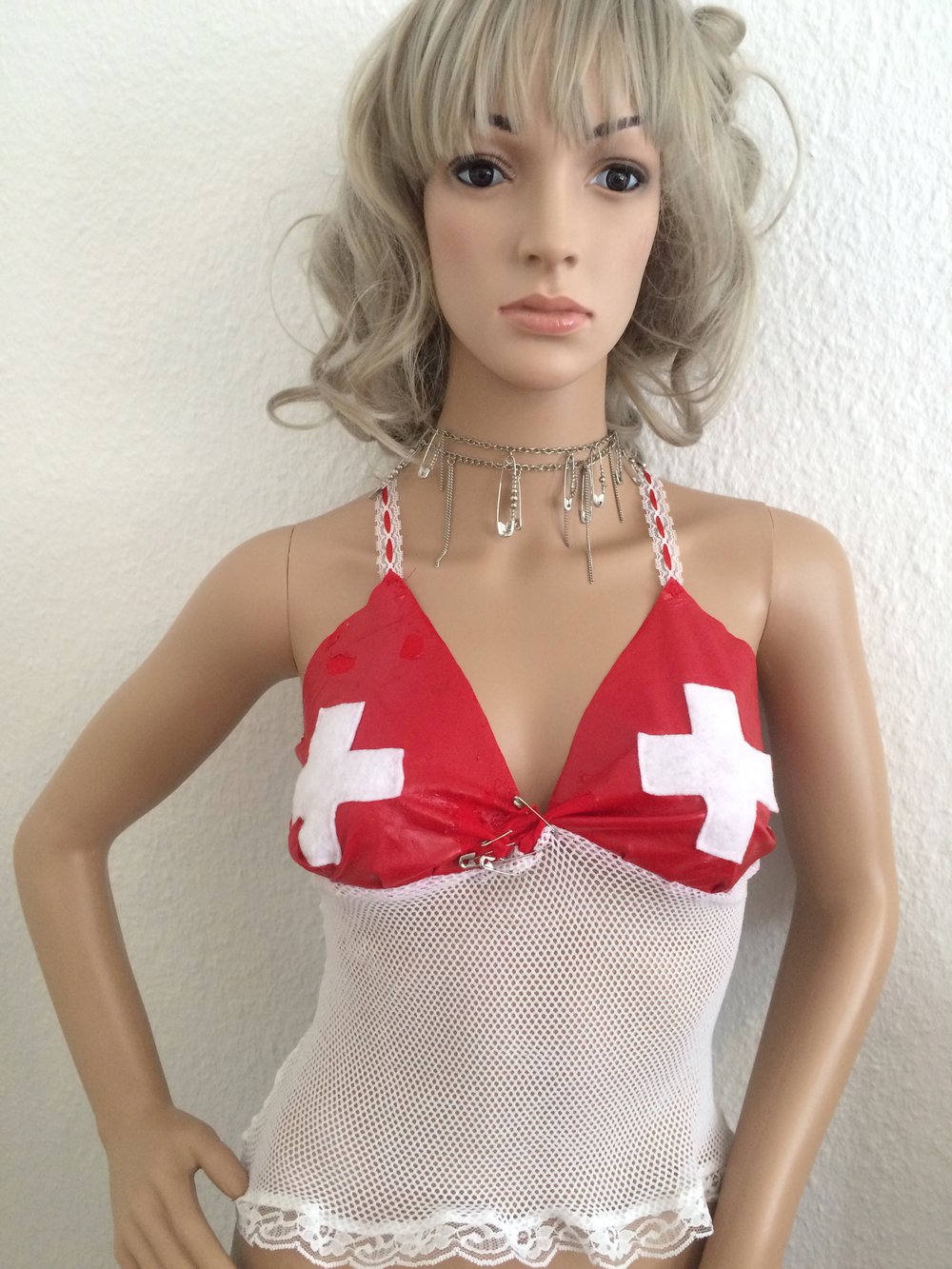 Vintage Retro Grunge Used Look Upcycling Sexy Krankenschwester Nurse Maid Lolita Karneval Netztop Rotes Kreuz in Lack-Optik