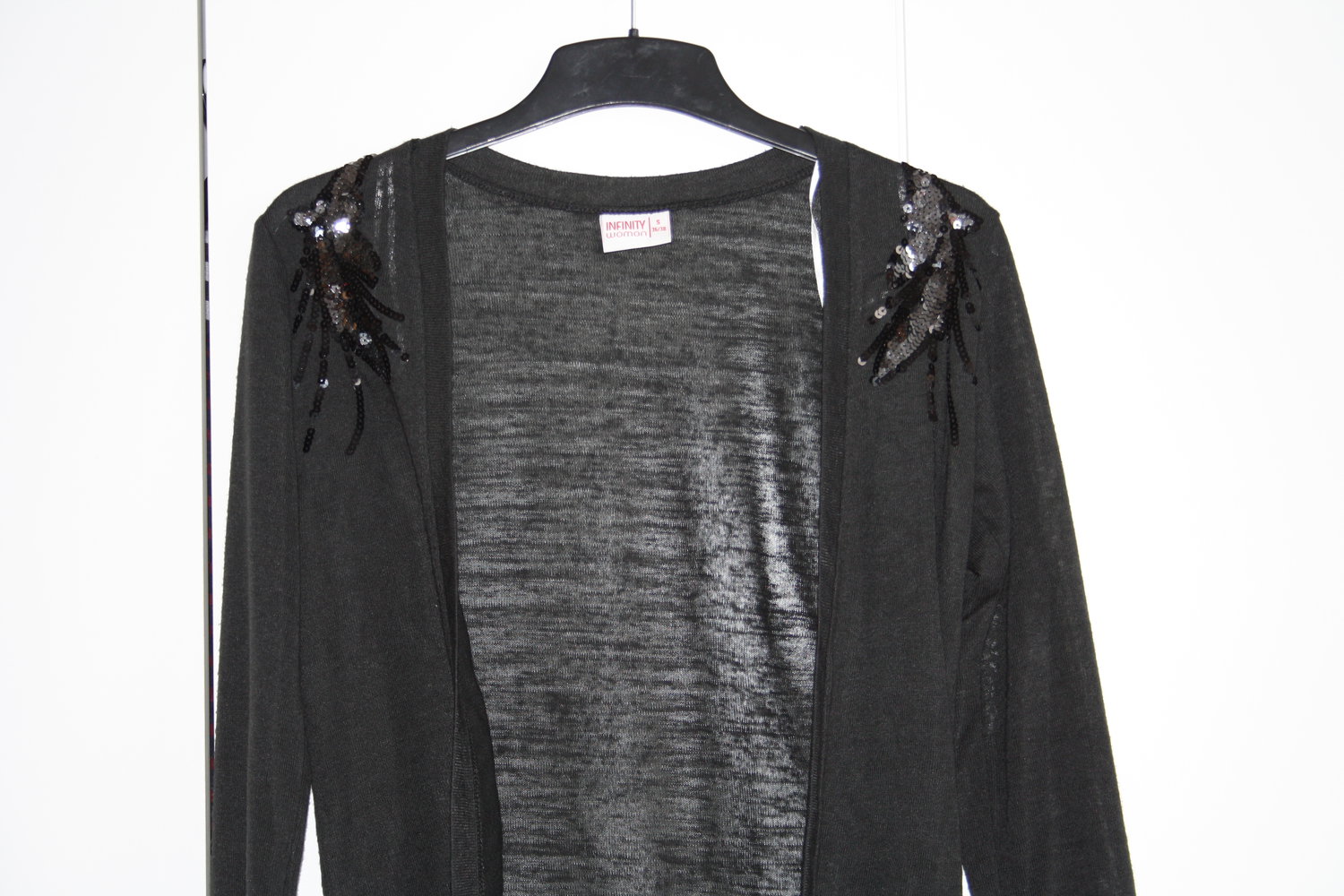 * schwarze Strickjacke mit Pailletten