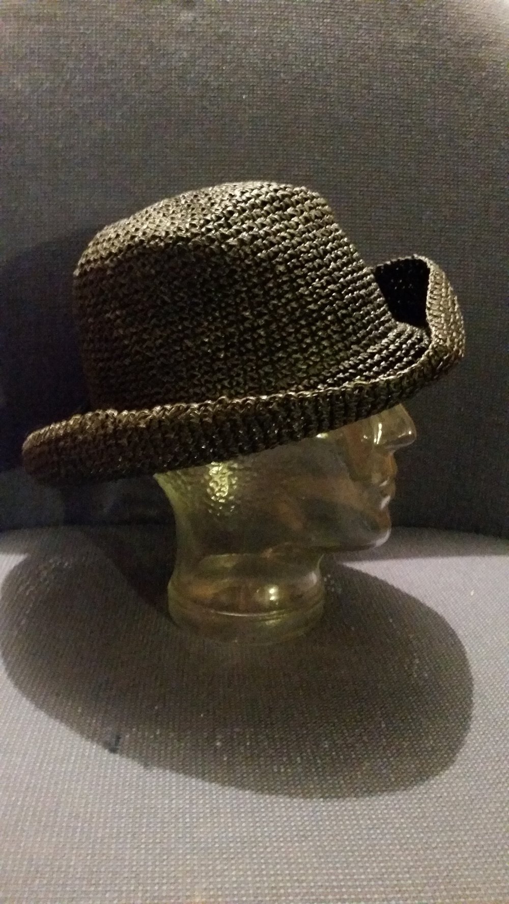 Schwarzer Sommerhut aus Stroh