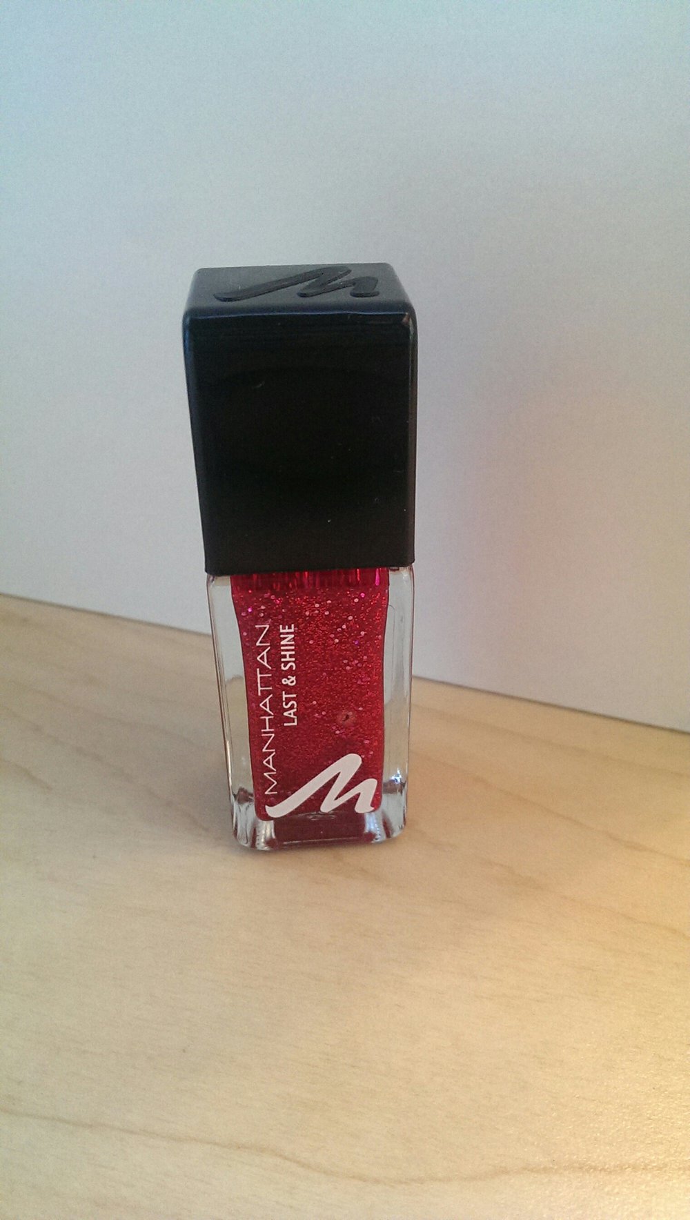 Roter Glitzernagellack