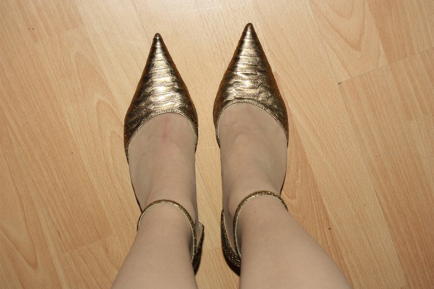 Goldfarbene Pumps, Gr. 39, Riemchen