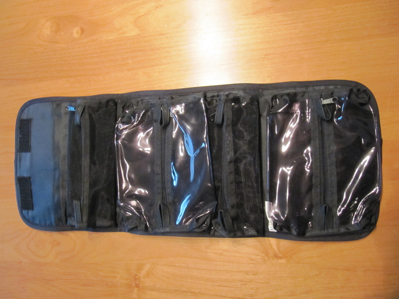 Kosmetiktasche mit abnehmbaren Täschchen