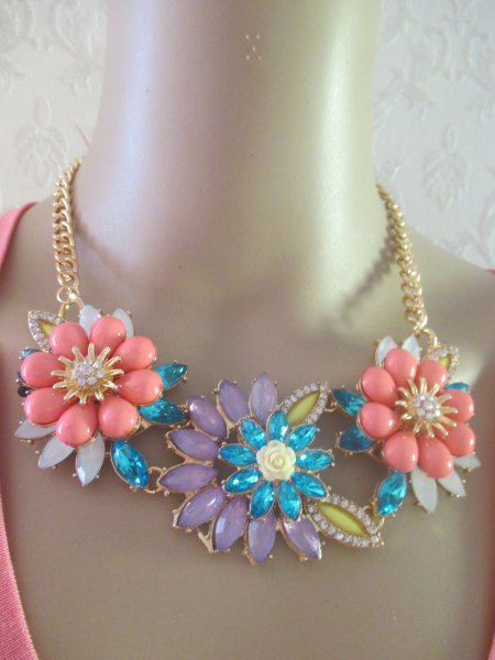 NEU mit ETIKETT * Edel * ausgefallen * Anlass * Disco Party * 3D * Blumen * Blüten * Flower- Power * Swarovski * Glitzer * Strass * Kristalle * Steine * Statement * KETTE * Collier * gold * bunt *