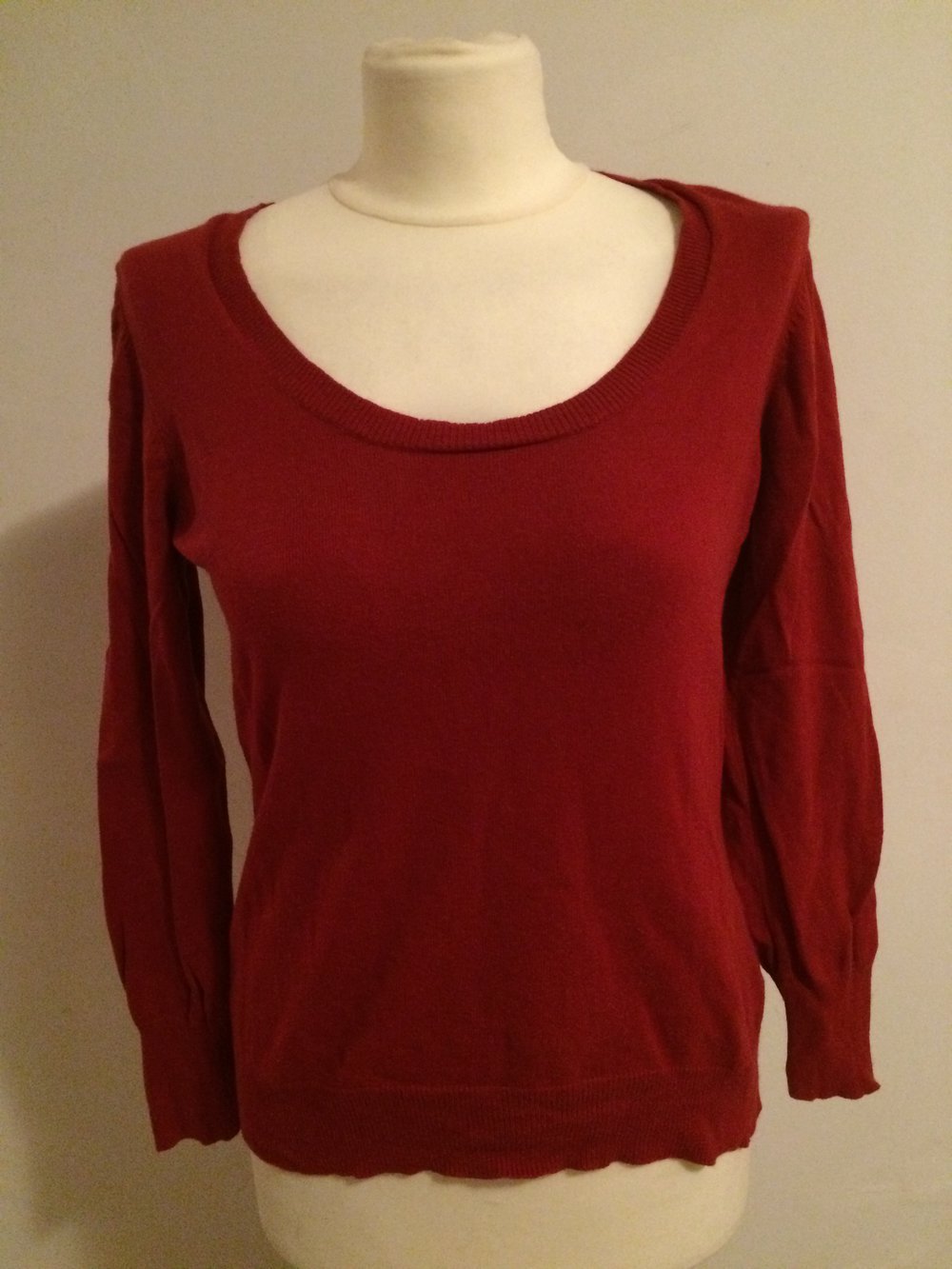 Roter Pulli U-Ausschnitt dünn