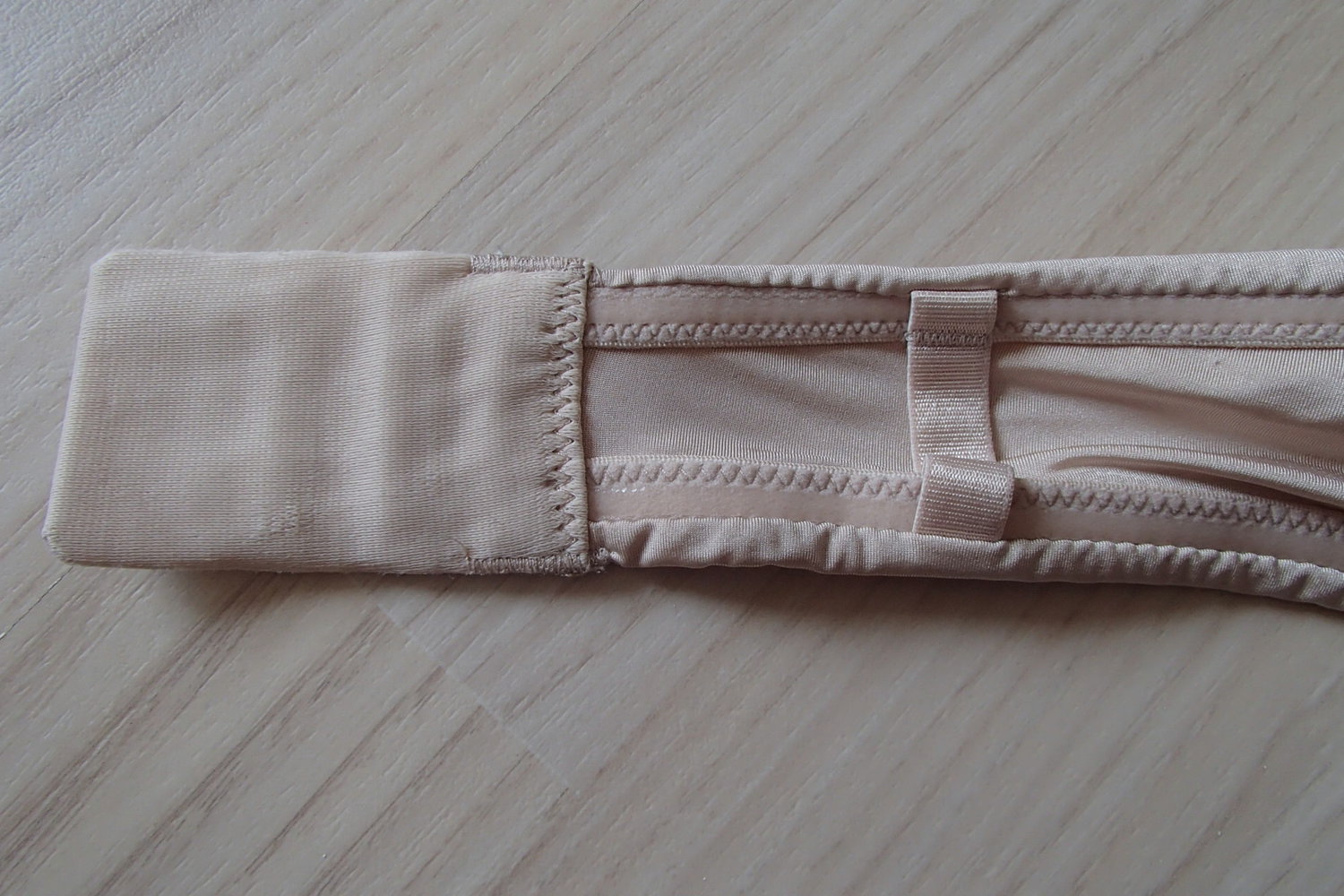 Hautfarbener BH mit abnehmbaren Trägern