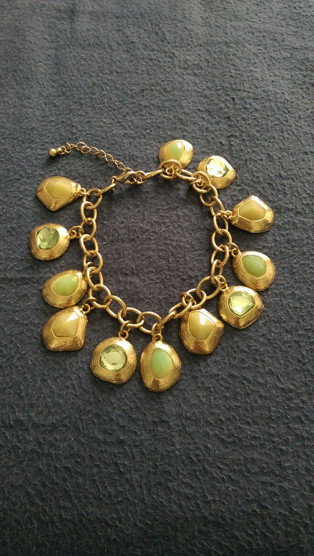 goldenes Armband mit Anhängern