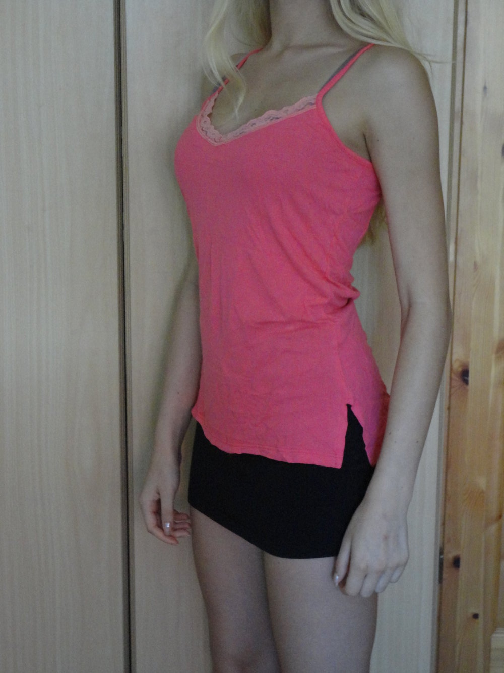 Top mit Schlitzen an den Seiten und Spitze