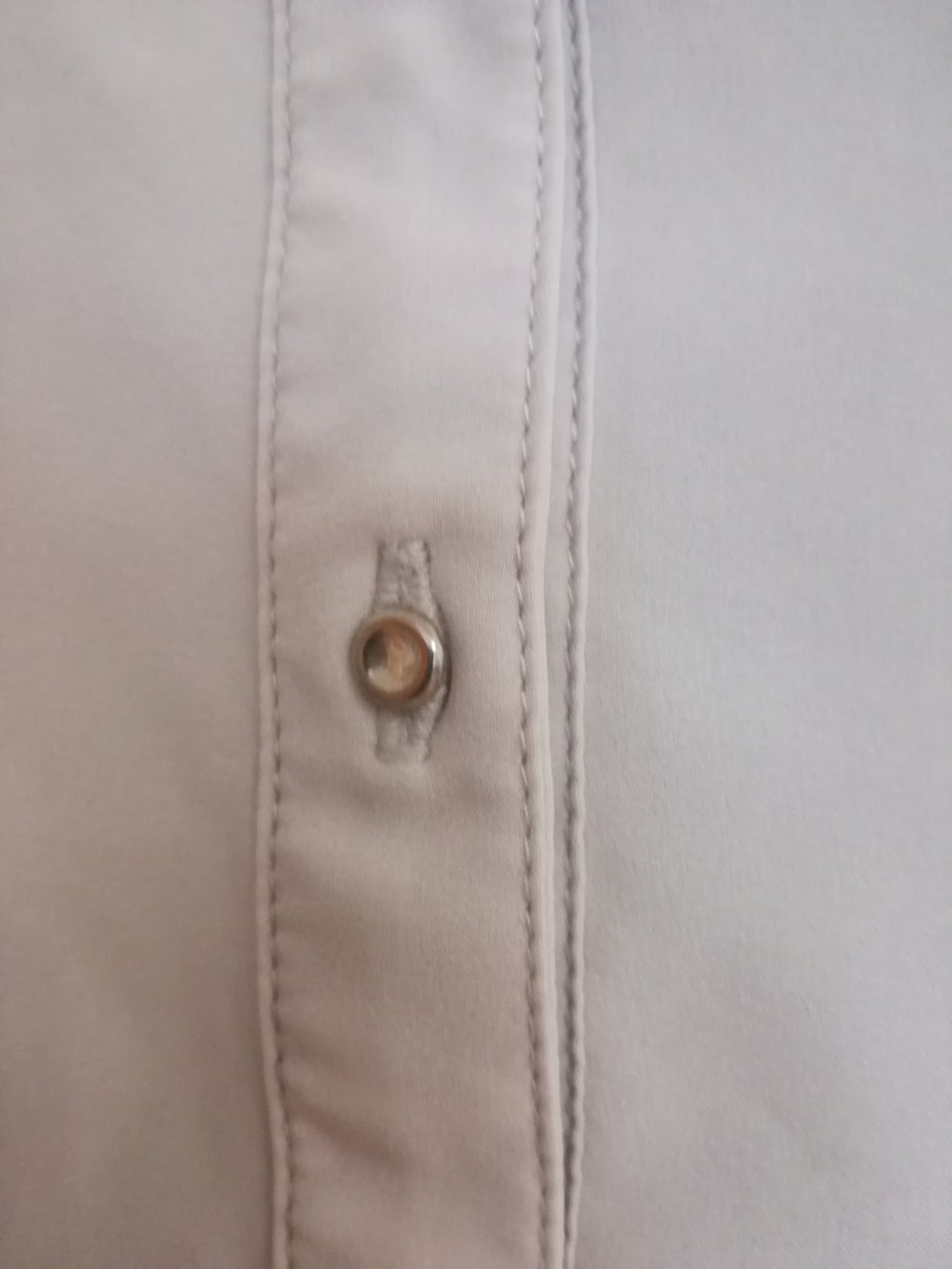 Helle Bluse mit hübschen Details