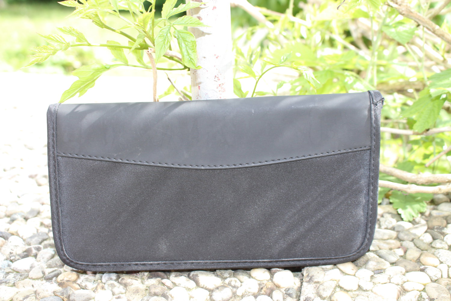 Schwarze praktische Clutch