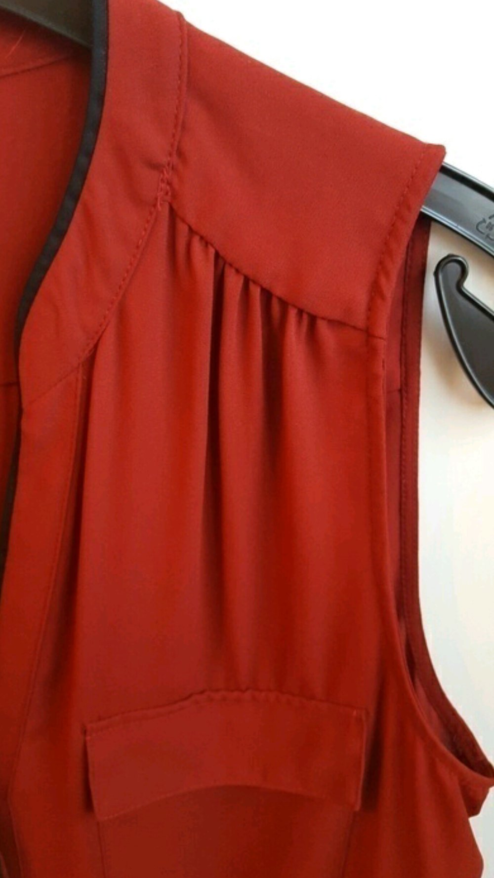 Weinrotes Top mit Taschen 